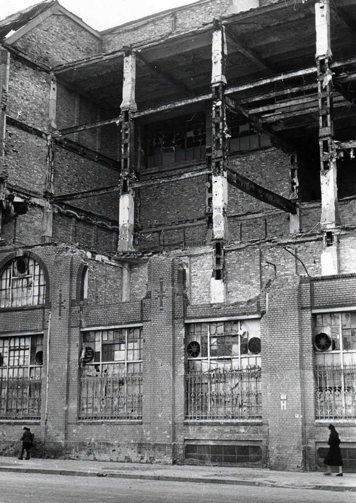 Kriegsschäden an einem Fabrikgebäude der Osram-Höfe an der Oudenarder Straße 1946