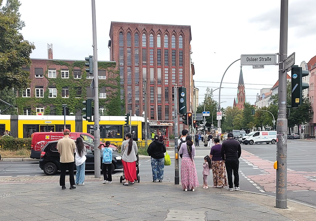 Menschen überqueren eine Straße an einer Ampel im Soldiner Kiez im Wedding