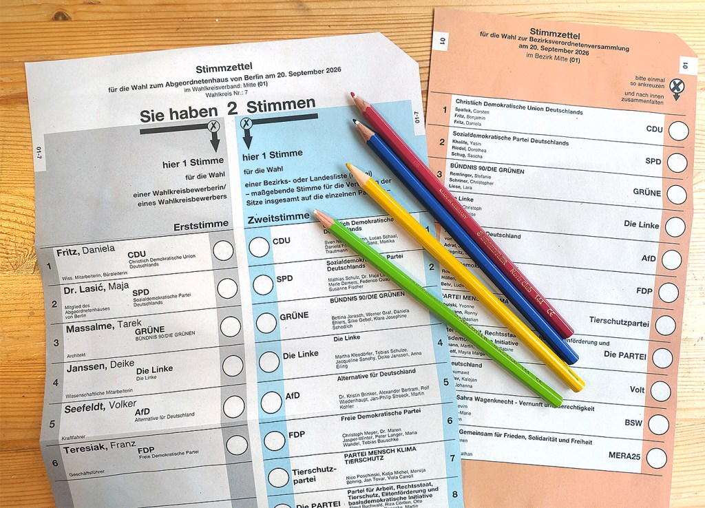 Wahlzettel mit vier bunten Buntstiften