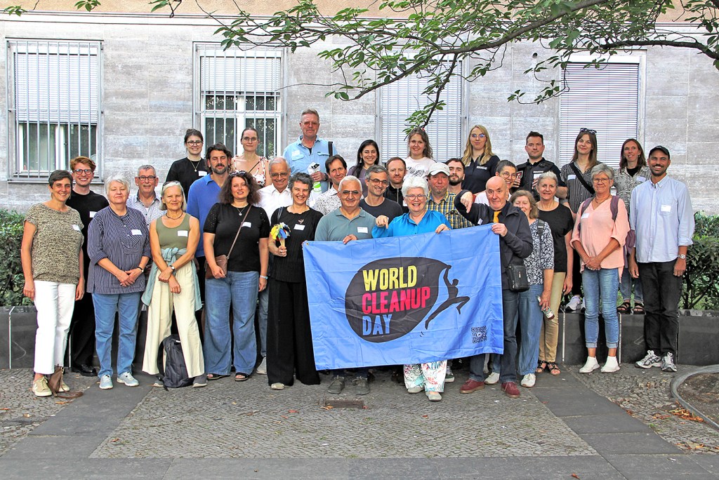 Gruppenbild der Cleanup-Gruppen mit Bezirksbürgermeisterin und Fahne des World Cleanup Day