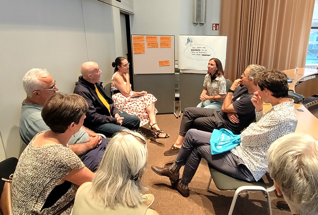 In Gruppen wurden verschiedene Aspekte des Müll-Themas besprochen