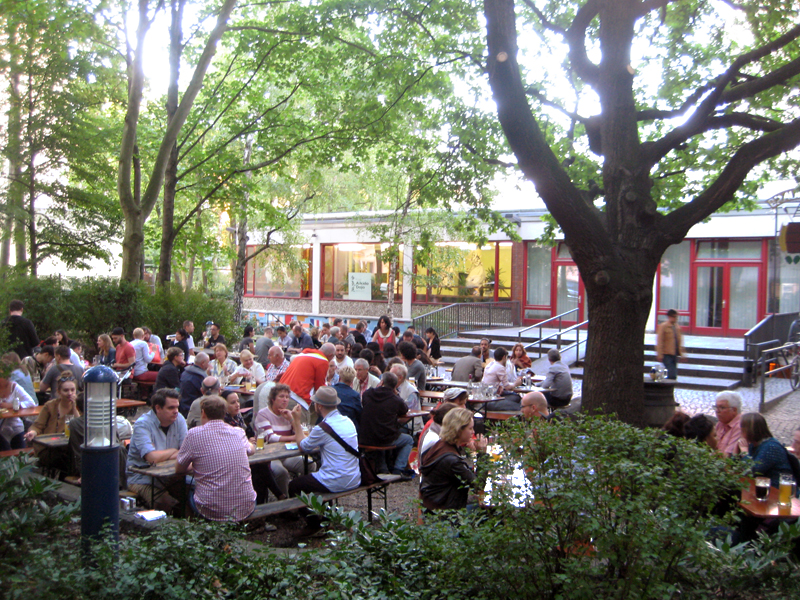 Biergarten mit Menschen