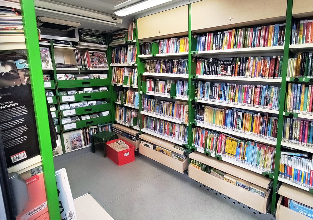 Bücherregale im Innenraum der Fahrbibliothek Berlin-Mitte