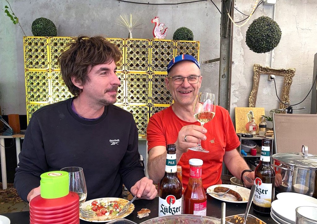 Volker Kuntzsch und Johannes Hayner von georg+georg sitzen beim Essen in der Agentur