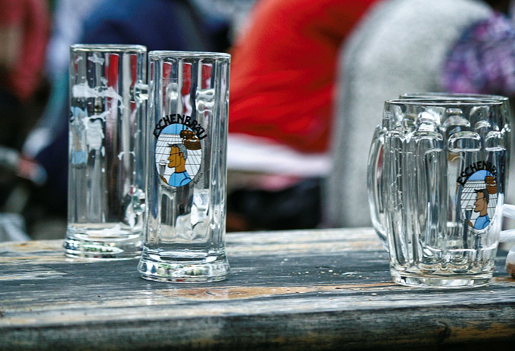 leere Biergläser mit Logo der Brauerei Eschenbräu