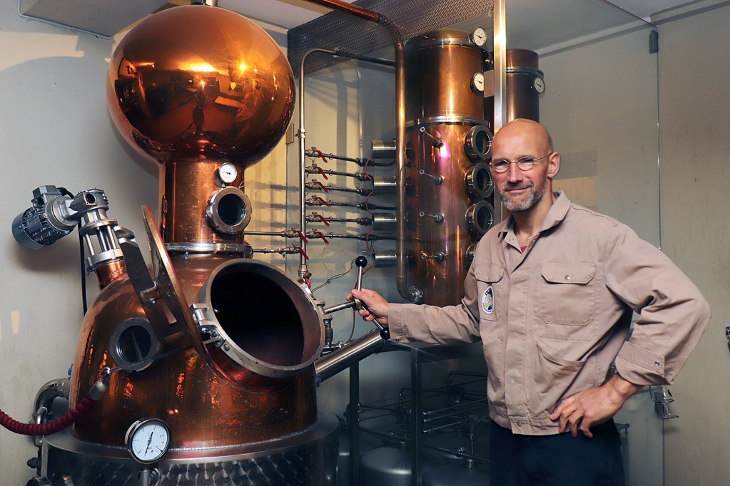Mann in einer Brauerei