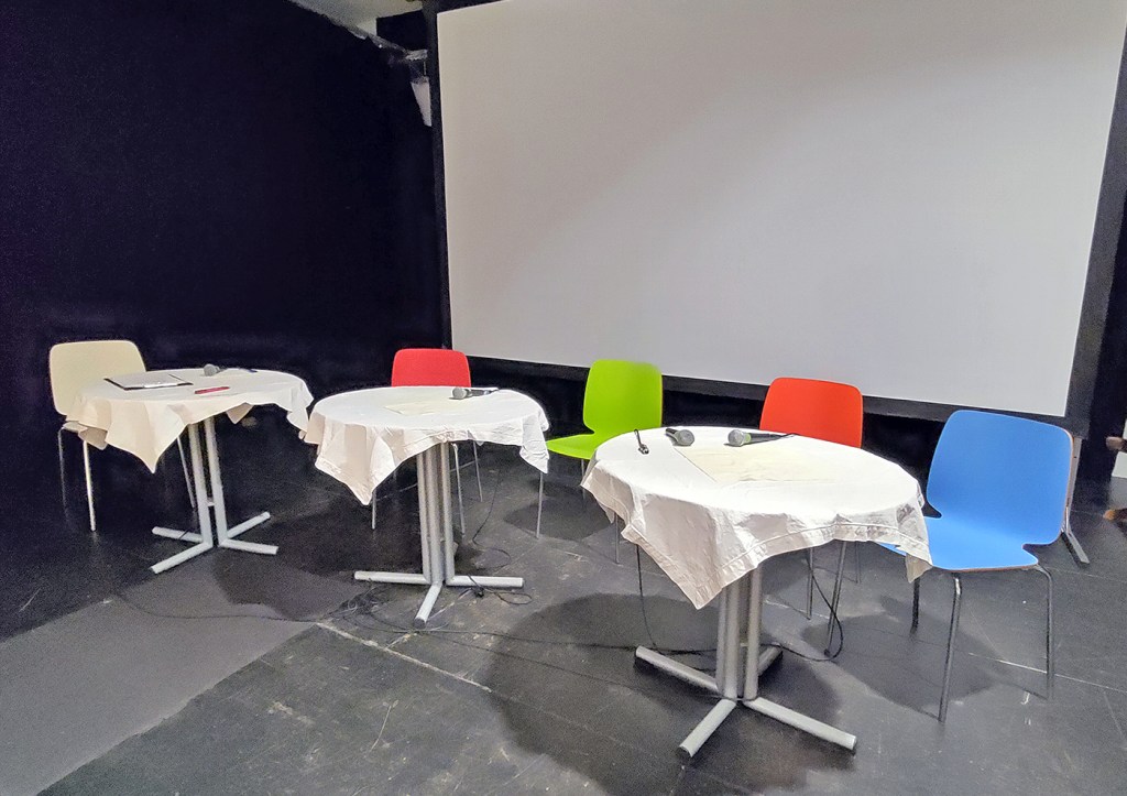 Ein Podium, bereit für die Wahlveranstaltung im klassischen Sinn