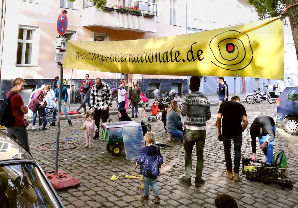 Kinder spielen auf der Spielstraße
