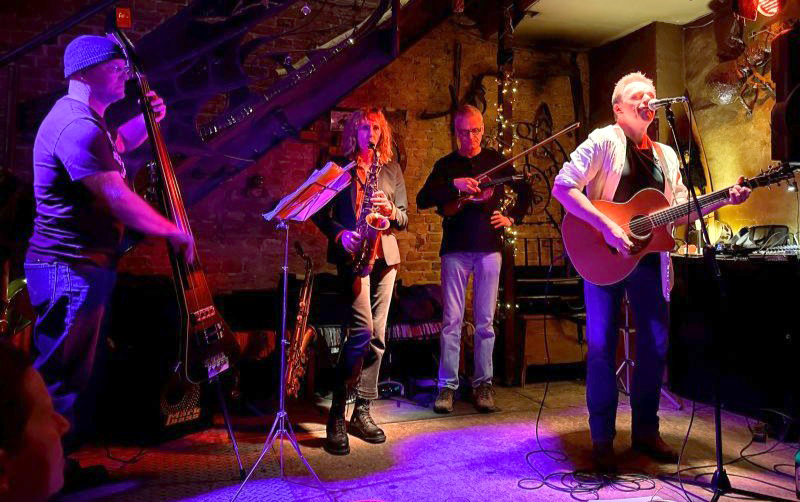 Der Musiker „Halfblind Henry“ kommt mit seiner Band „Instabilities“ zum Konzert in den Nachbarschaftsraum Waschküche.