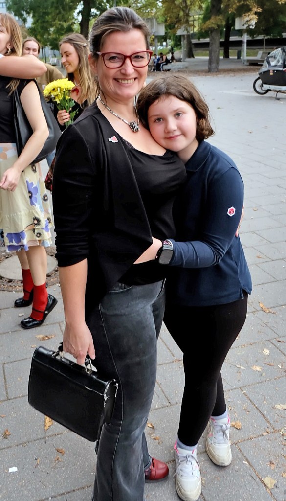 Hanna Dobslaw mit ihrer Tochter bei der Vernissage von "Mein Wedding" 2026