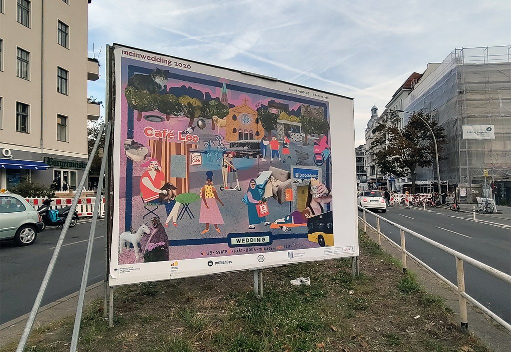Kunstplakat auf dem Mittelstreifen der Müllerstraße. Das Motiv hat 2026 den zweiten Platz gewonnen.