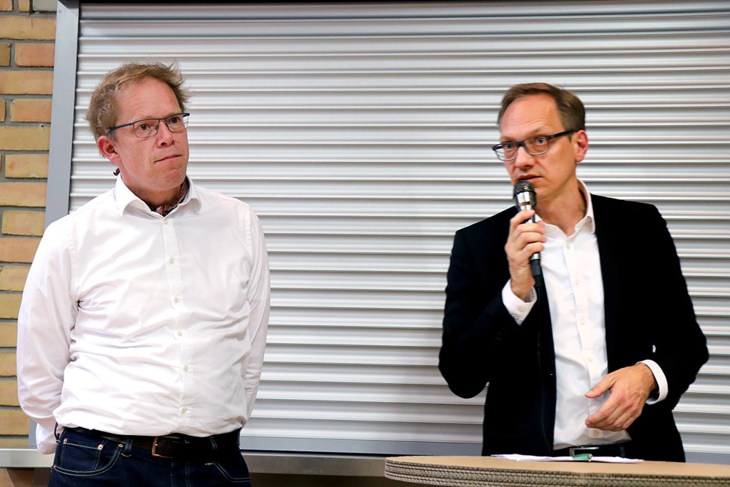Ephraim Gothe und Carsten Spallek bei einer Informationsveranstaltung zum ehemaligen Diesterweg-Gymnasium im Brunnenviertel.