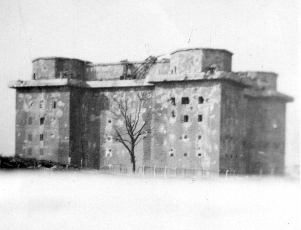 Historische Aufnahme eines Flakbunkers im Volkspark Humboldthain um 1946