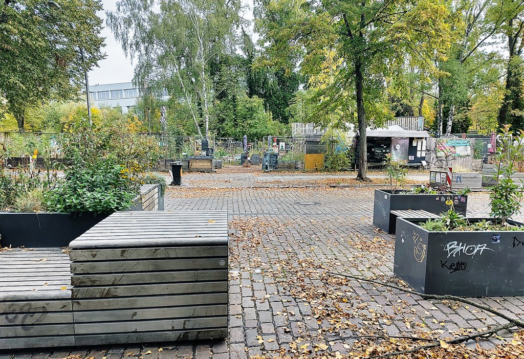 Neue Fußgängerzone mit Sitzgelegenheiten vor dem Gemeinschaftsgarten himmelbeet an der Gartenstraße in Berlin-Gesundbrunnen