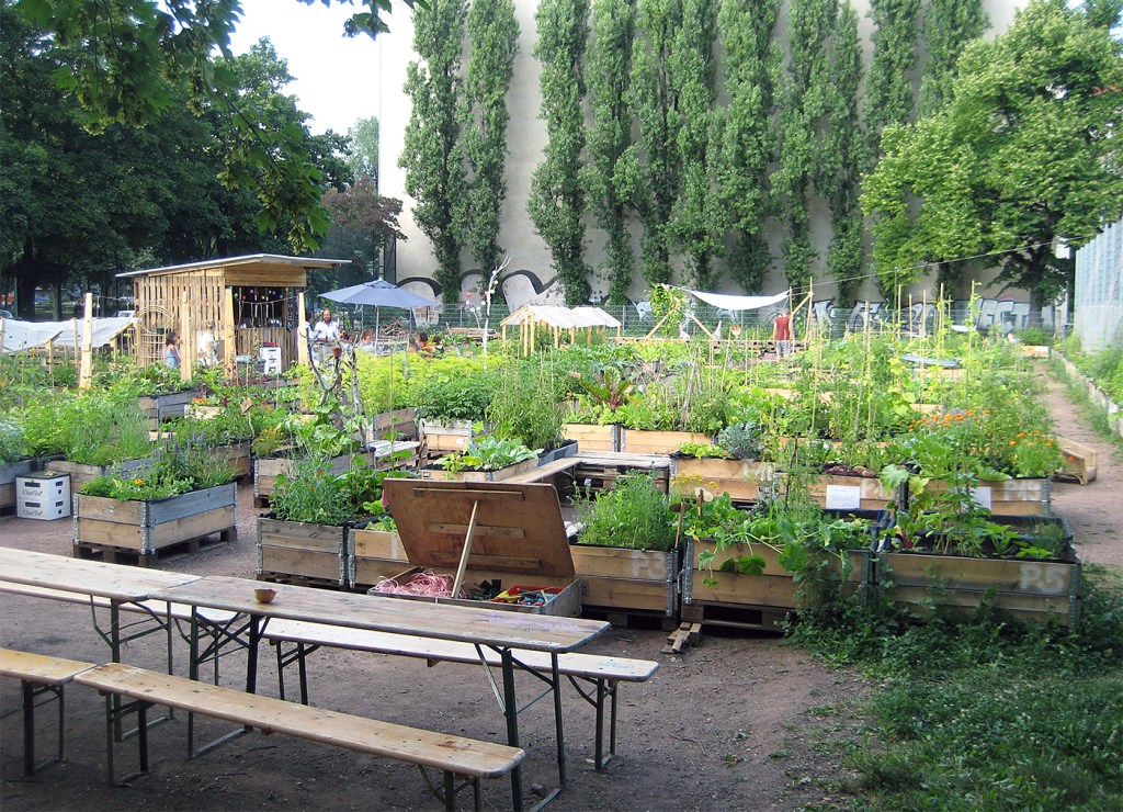 Gemeinschaftsgarten himmelbeet mit Hochbeeten, Gartencafé und Besuchern an der Ruheplatzstraße im Jahr 2013