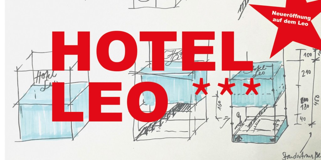 Rotes Schriftmotiv „Hotel Leo“ mit drei Sternen auf einer Zeichnung von Hotelzimmern