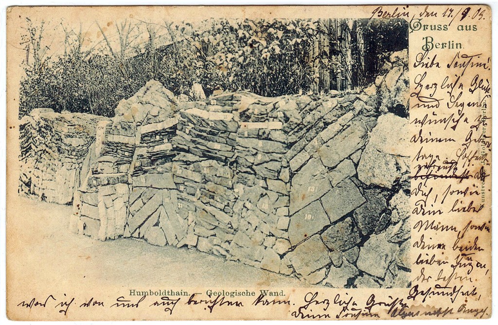 Historische Postkarte von 1903 mit der geologischen Wand im Humboldthain, handschriftlichen Grüßen und Postkartenbeschriftung