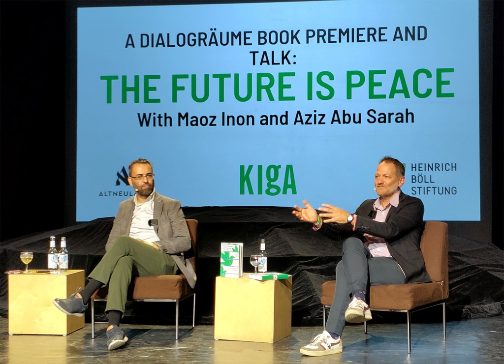 Maoz Inon und Aziz Abu Sarah bei der Buchpremiere „The Future is Peace“ auf der Bühne des Atze Musiktheaters in Berlin-Wedding.