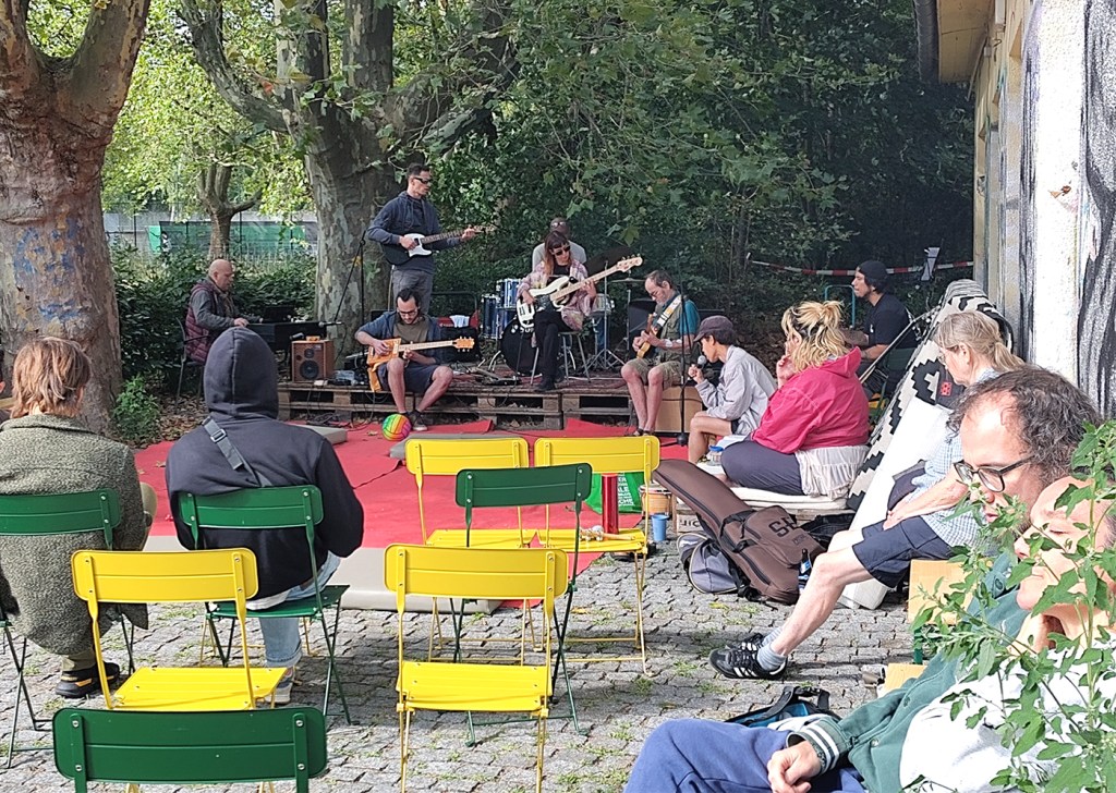 Musiker und Besucher bei einer Jam-Session vor dem Parkcafé Rehberge am 22. August 2026.