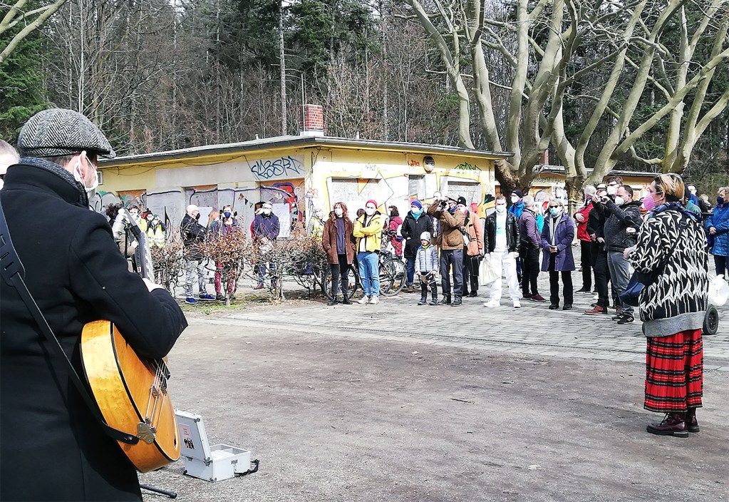 Musiker und Teilnehmende der Kundgebung am 28. März 2021 vor dem geschlossenen Parkcafé Rehberge.