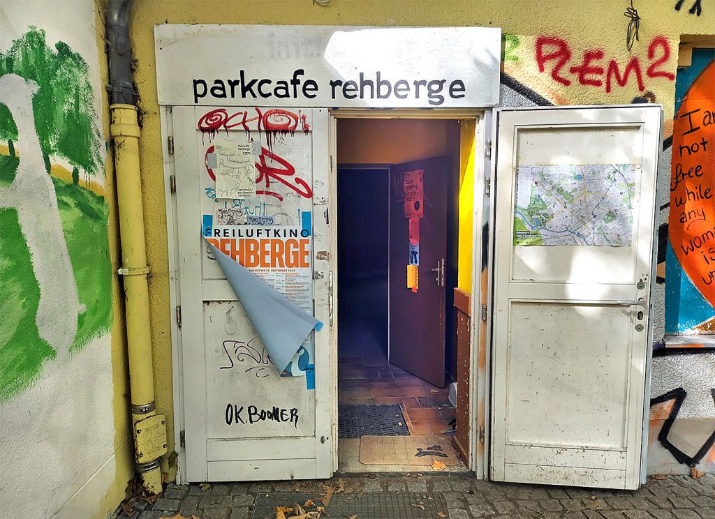 Offene Eingangstür des noch nicht wieder eröffneten Parkcafés Rehberge im August 2026.