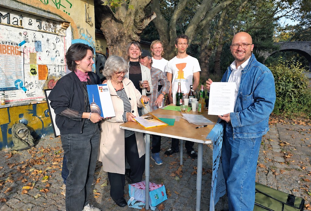 Mitglieder der Initiative Parkcafé Rehberge und Bezirksstadtrat Christopher Schriner bei der Vertragsunterzeichnung vor dem Parkcafé.