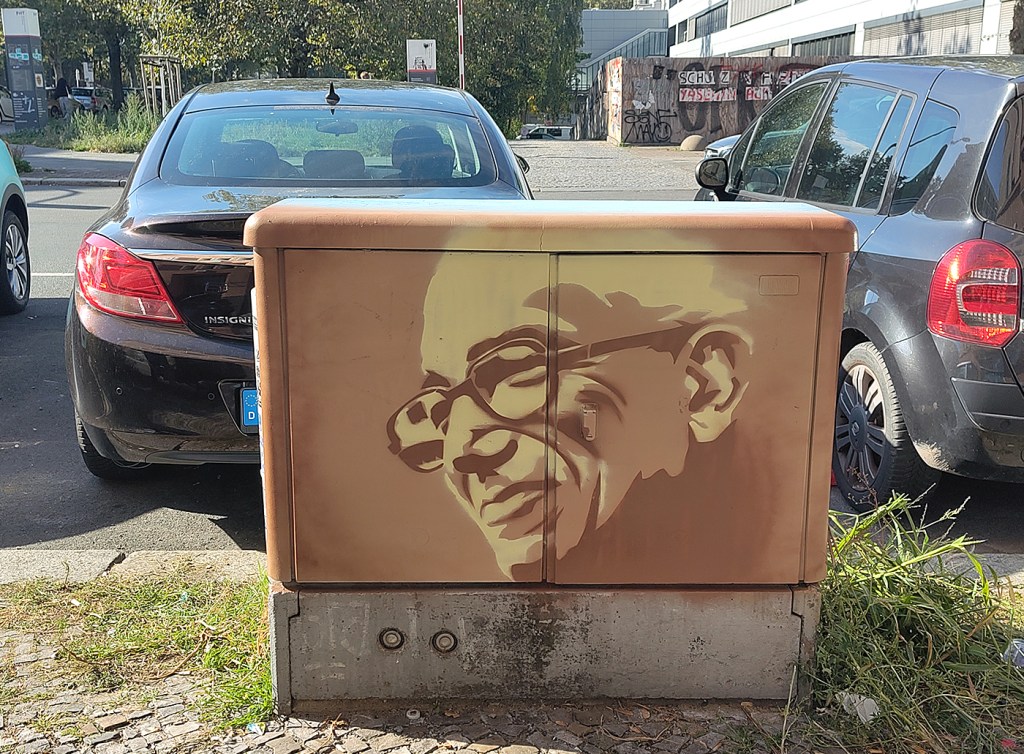 Mit Schablonen gesprühtes Porträt des Kinderbuchautors Leo Lionni auf einem Stromverteilerschrank im Sprengelkiez.