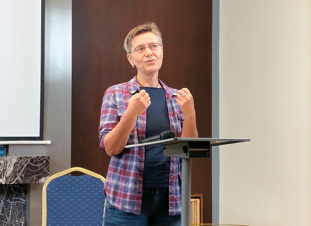 Irina Kohlmetz vom Gemeinschaftsgarten Himmelbeet spricht beim Zivilgesellschaftlichen Festakt.
