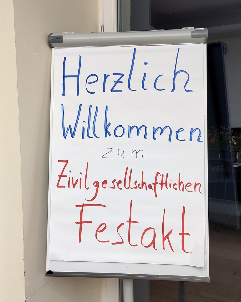 Handgeschriebenes Willkommensschild zum Zivilgesellschaftlichen Festakt am 3. Oktober.